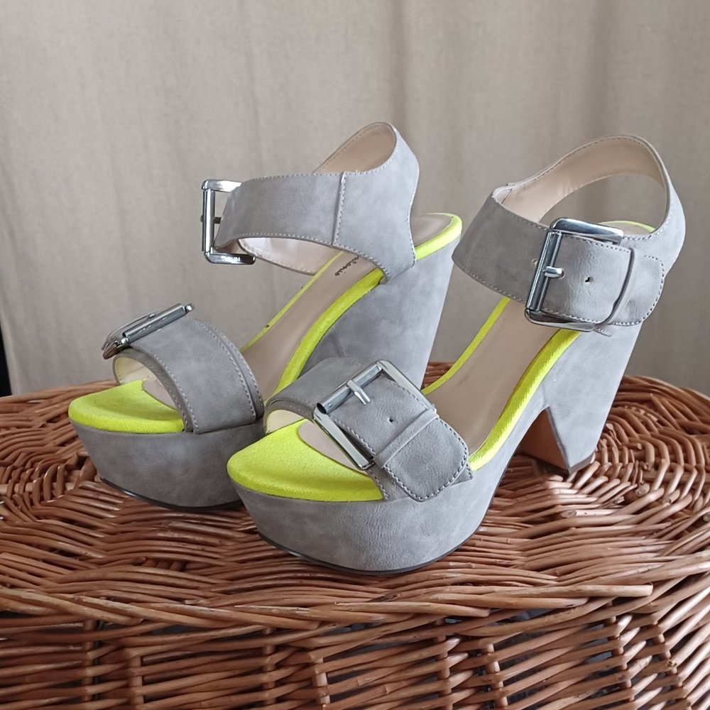Michael Antonio Taupe Nubuck Platform chunky sole Sandals size 6.5